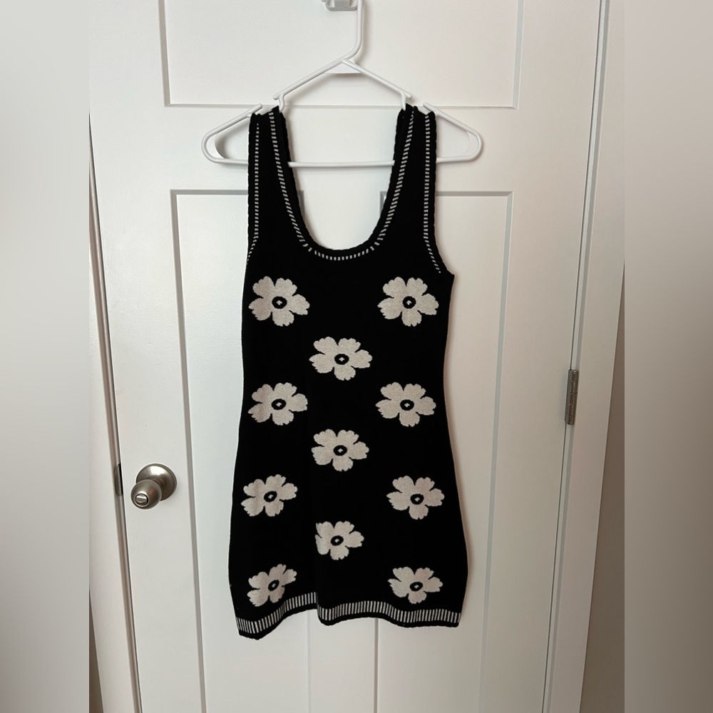 Black Daisy Sweater Mini Dress - PINK LILY - Picture 3 of 5